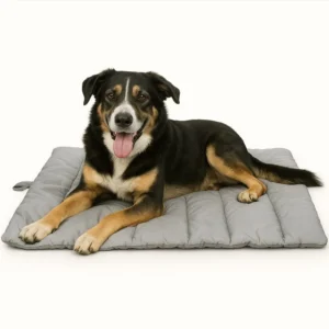 Cama de viaje para perros Xiapia, en la imagen se puede ver un perro mastín sobre una cama de viaje gris